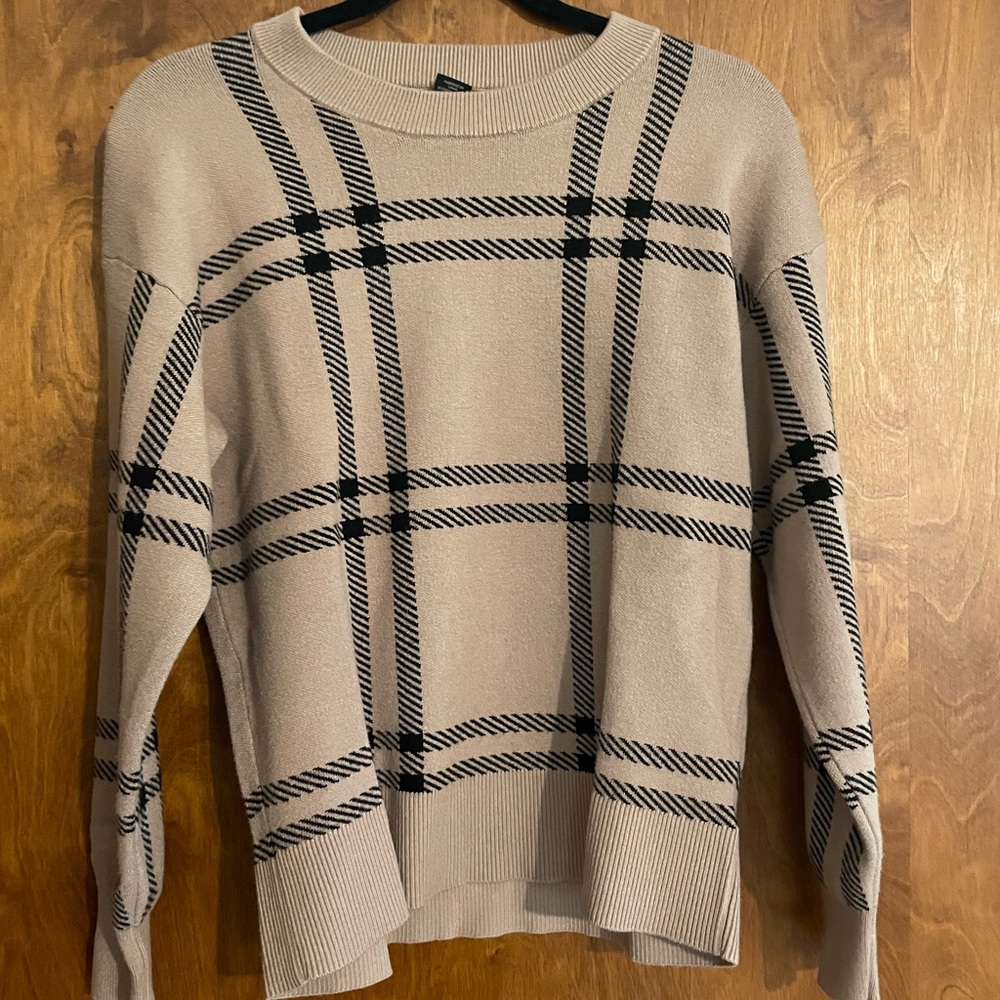 Tahari sweater, size medium.